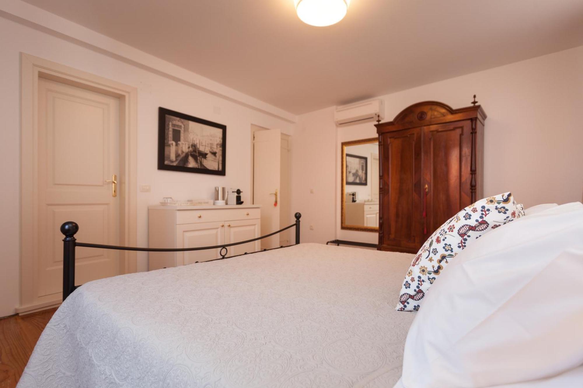 Guesthouse Casa Vittoria Ровінь Екстер'єр фото